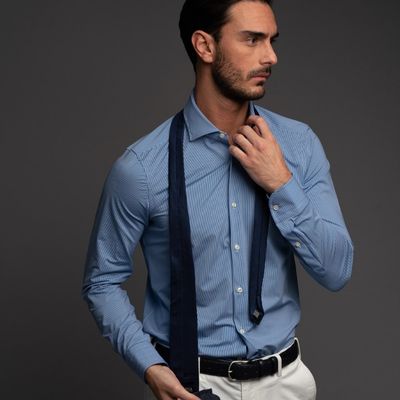 Uomo con camicia azzurra con collo semi francese